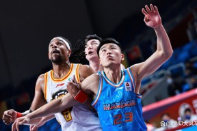 今夜突围战来临，山东男篮围绕法甲止住颓势，引发热议，控场能力受关注(决胜零距离第20集)